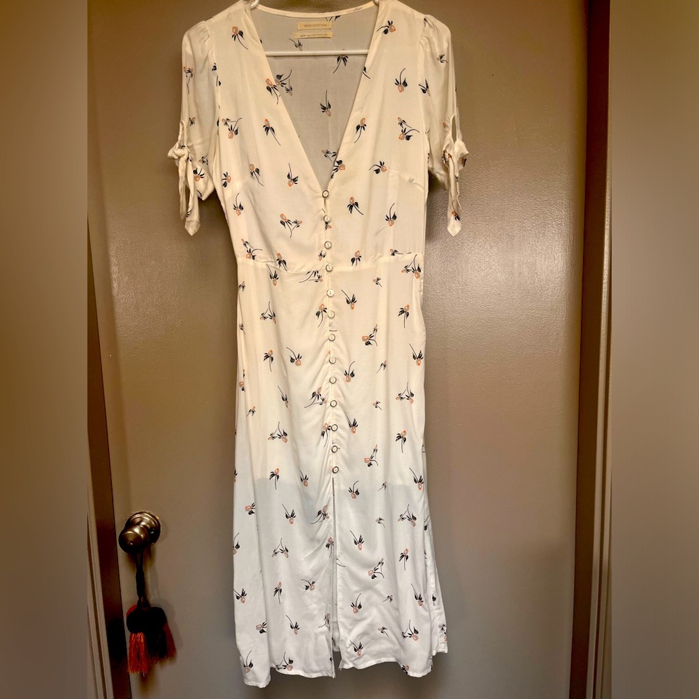 XS Urban Outfitters Dainty Flower Dress - Perfect for sunny days and picnics 🌻